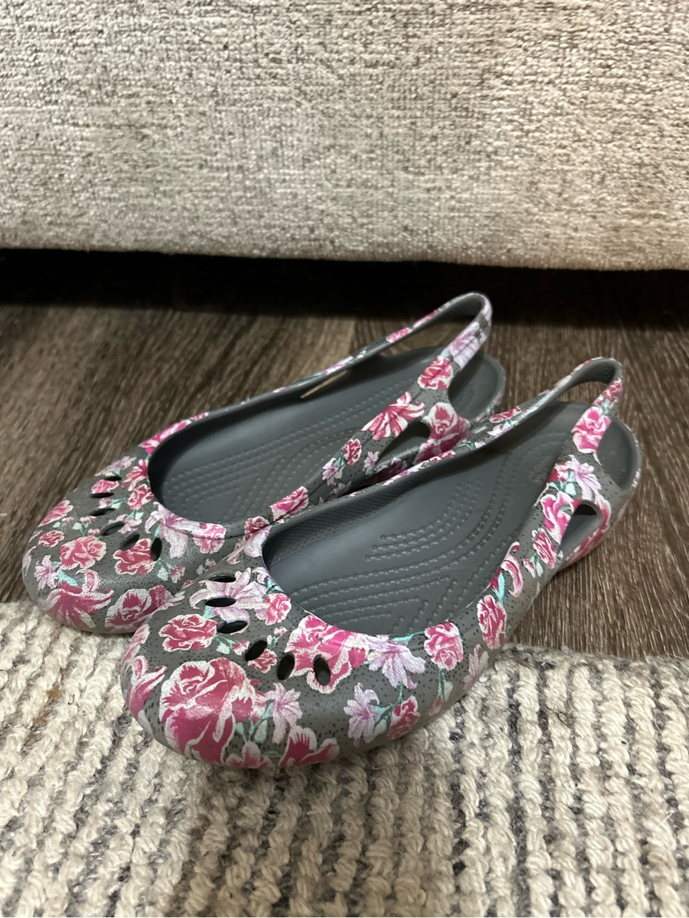 Crocs Women’s Floral Slingback Casual Flats Pink Gray Size 5